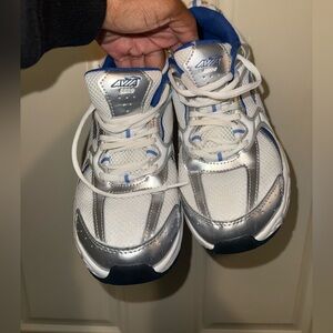 Highly popular Avia Women’s Sneakers in Silver, White, & Blue. Gr8 condition
